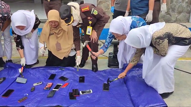 Kejari Karanganyar Edukasi Pelajar Lewat Pemusnahan Barang Bukti